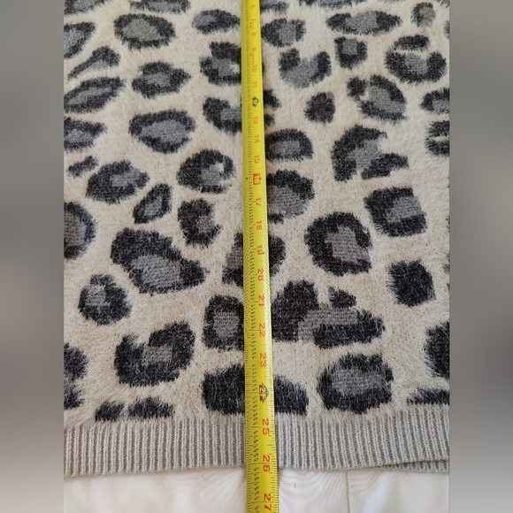 Time And Tru NWOT gray Animal print crew neck sweater 🐆🩶🖤 (S/CH) (Size: 4-6) - Picture 13 of 16